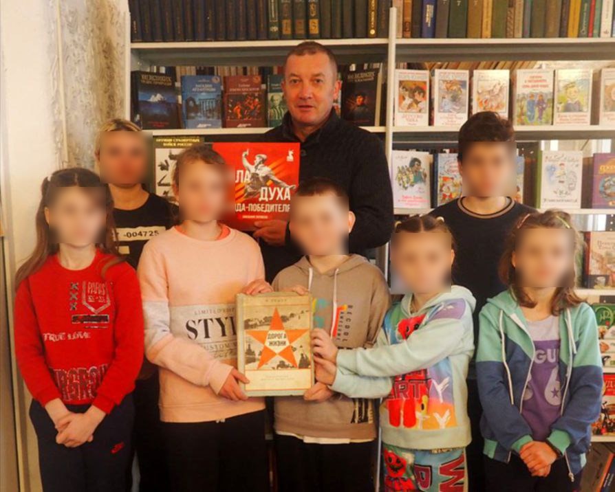 Колобов у Лазурненській бібліотеці з пропагандистськими виданнями серед дітей